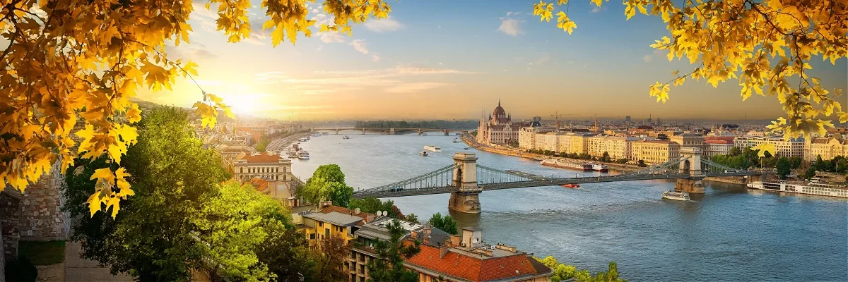 Blick vom Gellertberg auf das herbstliche Budapest mit Kettenbrücke und Parlamentsgebäude am Donauufer.