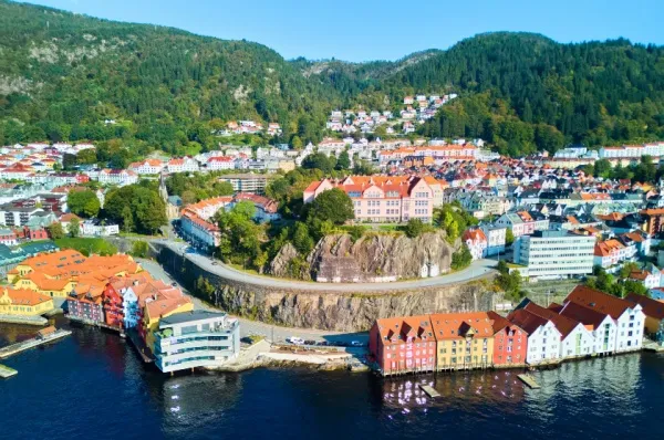 Bergen direkt am Wasser mit kleinen bunten Häusern.