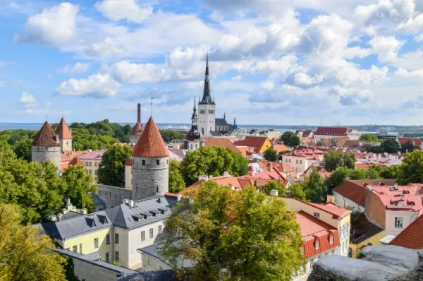 Altstadt von Tallinn mit roten Dächern und Kirchturm in der Mitte.