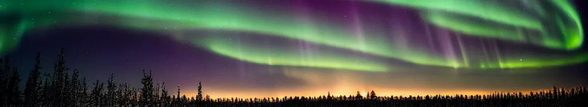 Lichtspektakel in Arktis und Antarktis: Polarlichter lassen den Himmel glühen.