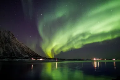 Bei Nacht fängt im Norden der Himmel an zu tanzen. Die Nordlichter können Sie auf einer Kreuzfahrt erleben.