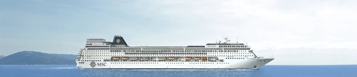 Seitenansicht der MSC Sinfonia. Jetzt Kreuzfahrt mit MSC Cruises buchen.