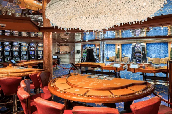 Die MSC Sinfonia und ihr nobel eingerichtetes Casino.