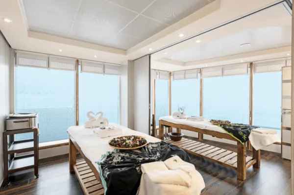 MSC Sinfonia Spa, Liege in entspannender und stilvoller Atmosphäre mit Meerblick.