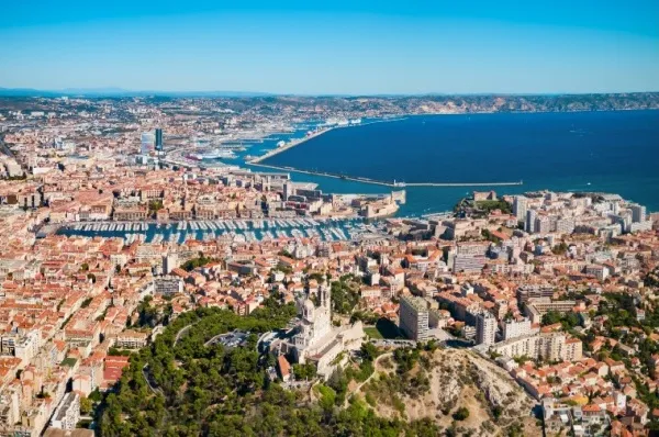 Rundumblick auf die Stadt Marseille von oben am Meer.
