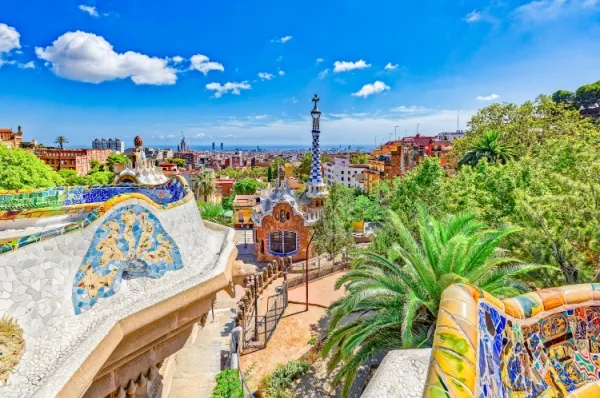 Park Güell in Barcelona mit bunten, ausgefallenen Bauwerken.