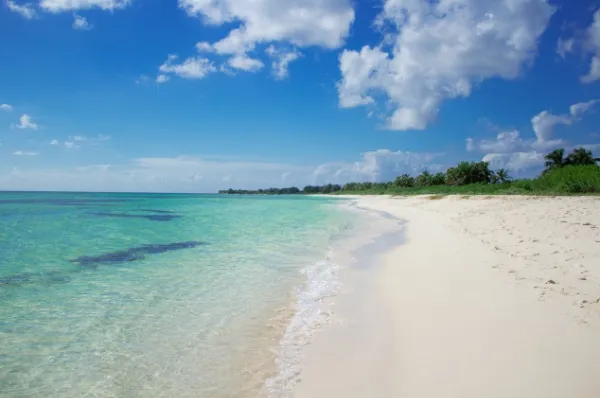 Türkisfarbenes Meer und weißer Sandstrand.
