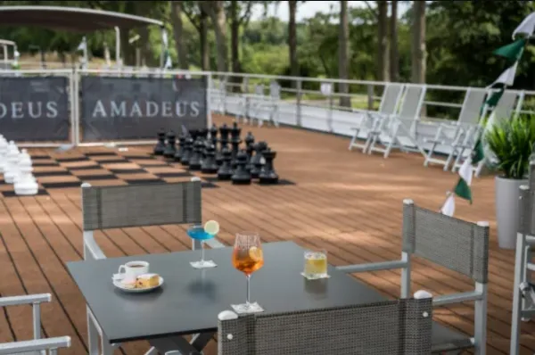 Die AMADEUS Flotte An Deck eines AMADEUS Schiffes könnenSie entspannen. Spielen Sie Schach oder trinken Sie einen kühlen Drink.
