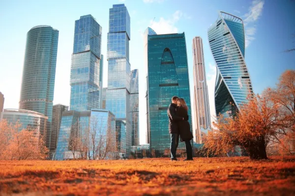 Paar steht vor Hochhäusern in New York im Herbst.
