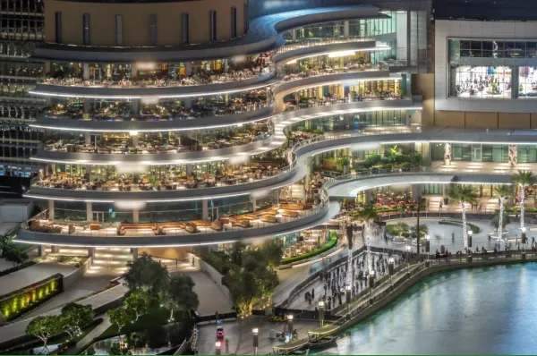 Einkaufsmall in Dubai beleuchtet mit Balkonen und Restaurants.