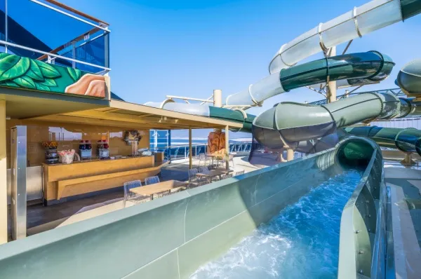 Platz 4 familienfreundlichste Kreuzfahrtschiffe MSC Virtuosa Poolbar und Wasserrutschen auf dem Oberdeck.