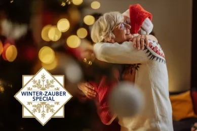 Reise buchen & Bordguthaben sichern Symbolbild: Ein Pärchen umarmt sich, weil Sie gerade Ihre AMADEUS Winterreise im Winter-Zauber Special gebucht und sich insgesamt 100 € Bordguthaben gesichert haben.