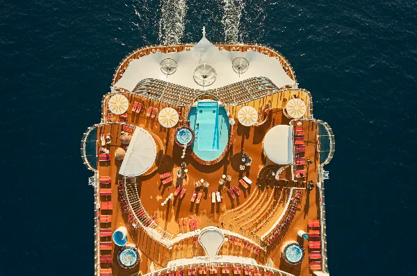 Das Pooldeck von AIDAcosma Das modern gestaltete Pooldeck an Bord von AIDAcosma - Symbolbild für die Reisevorbereitung mit AIDA.
