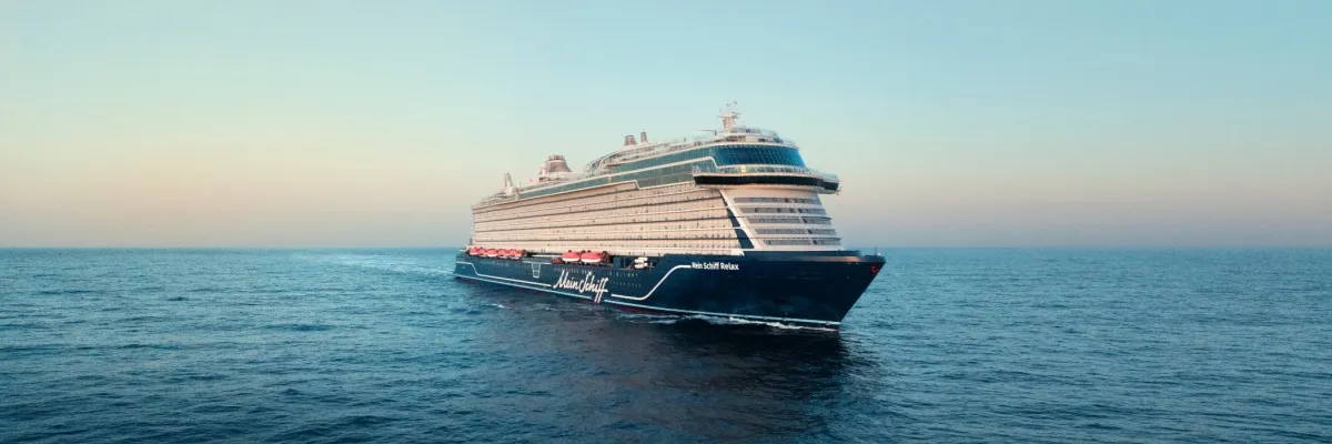 Die Mein Schiff Relax bei schöner Lichtstimmung auf dem offenen Meer.