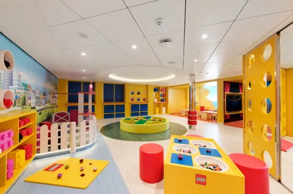 Kids Club an Bord eines MSC Schiffes mit bunten Möbeln und Spielzeug.