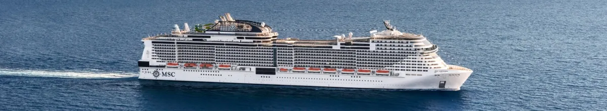 MSC Schiff schippert über das Meer fotografiert aus der Seitenansicht.