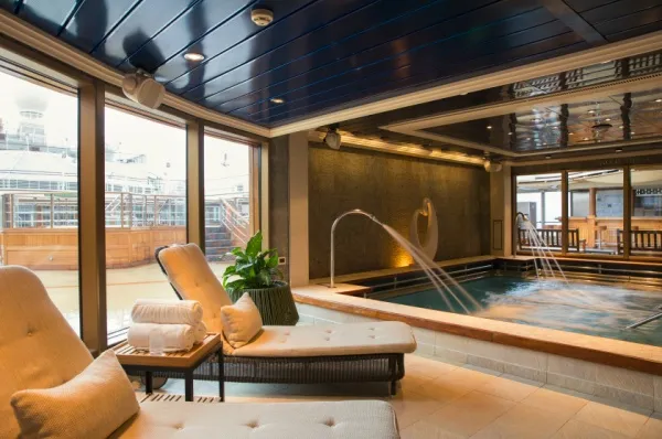 Top 5 Kreuzfahrtschiffe für Wellness und Erholung Platz 2 Queen Elizabeth Mareel Spa auf der Queen Elizabeth mit Pool und Liegen.