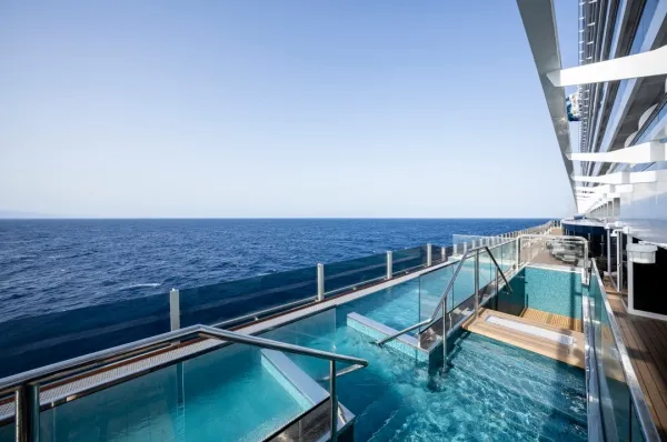 Top 5 Kreuzfahrtschiffe für Wellness und Erholung Platz 3 MSC Seashore Infinity Whirlpool an Bord der MSC Seashore.