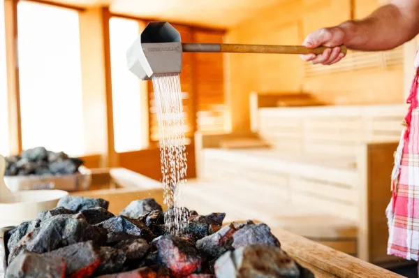 Top 5 Kreuzfahrtschiffe für Wellness und Erholung Platz 4 Mein Schiff 6 Saunaaufguss an Bord der <em>Mein Schiff 6</em>.