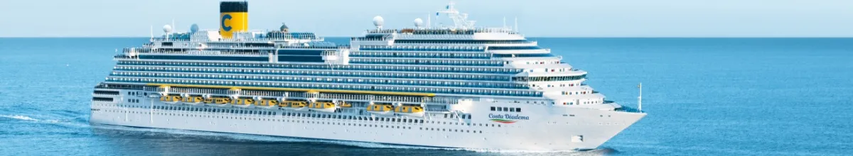 Costa C|Club Ein Costa Schiff schippert über das Meer aus der Seitenansicht fotografiert.