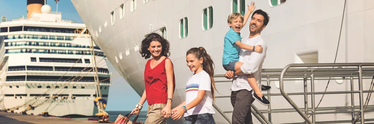 Entspannter Landausflug: Maritime Erlebnisse und Familienurlaub mit Costa Kreuzfahrten Familie geht gut gelaunt an der Pier entlang vor einem weißen Costa-Kreuzfahrtschiff mit gelbem Schornstein.
