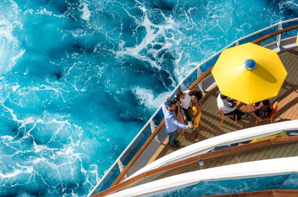 Exklusive Momente an Bord: C|Club-Vorteile auf hoher See mit Costa Kreuzfahrten Costa C|Club-Mitglieder genießen den weiten Meerblick und sonnige Momente auf dem Außendeck eines Costa-Kreuzfahrtschiffs.