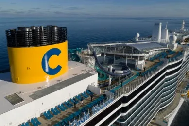 Das C für Costa auf dem Oberdeck eines Costa Schiffes.