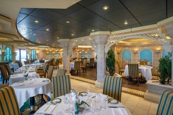 Rossini-Restaurant an Bord der MSC Schiffe im mediterranen Design.