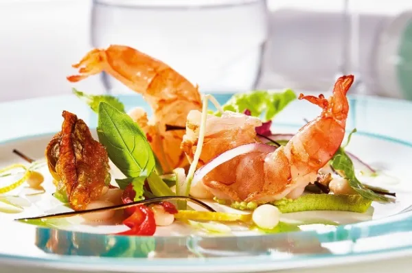 Garnelen serviert auf einem Salatbouquet.