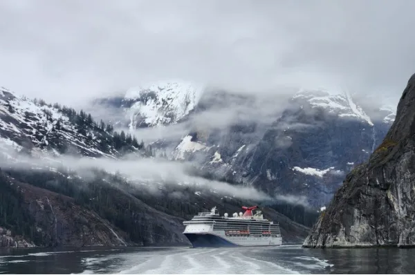 Ein Carnival Schiff zwischen Gletschern und Nebel in Alaska.