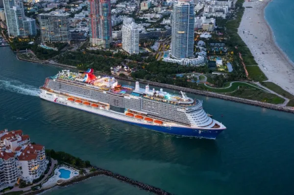 Die Carnival Celebration in Miami bunt beleuchtet.