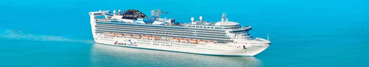 Die Carnival Adventure auf türkisblauem Meer.