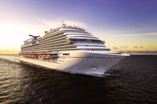 Die Carnival Horizon auf dem Meer aus Seitenansicht im Hintergrund Abendhimmel.