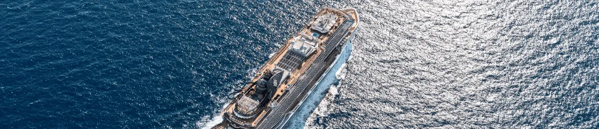 Eine Kreuzfahrt mit der MSC Seaview Vogelperspektive der MSC Seaview auf dem Meer am Tag.