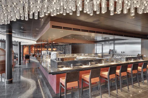 Das Sushi und Teppanyaki Restaurant an Bord der MSC Seaview Ansprechendes Sushi und Teppanyaki Restaurant mit schönem Ambiente und offenen Kochstationen an Bord der MSC Seaview.