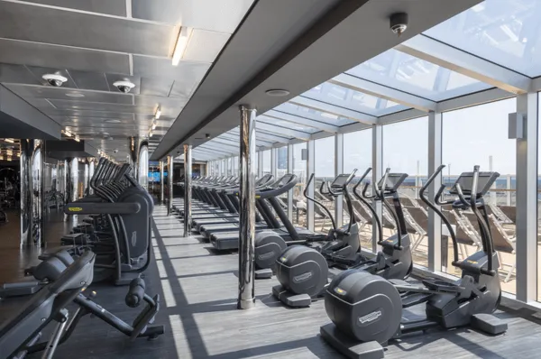 MSC Seaview Sportangebote sowie Wellnessmöglichkeiten an Bord MSC Seaview hochmodernes Fitnessstudio mit unzähligen Sportmöglichkeiten und schöner Fensterfront.