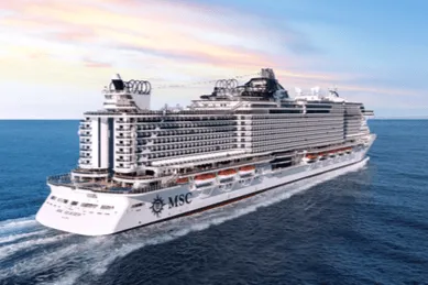 Die MSC Seaview von rechts hinten, wie sie über das Meer ragt und durch das Wasser pflügt.