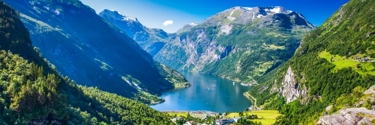 Beeindruckendes Panorama am Geirangerfjord mit majestätischen Felsen und dem kristallklaren Wasser des Fjords.