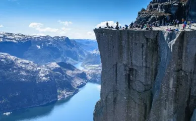 Costa Bordguthaben Aktion: Mit Costa Favolosa nach Nordeuropa Wanderer auf dem Preikestolen, einem spektakulären Felsplateau im Lysefjord in Norwegen.