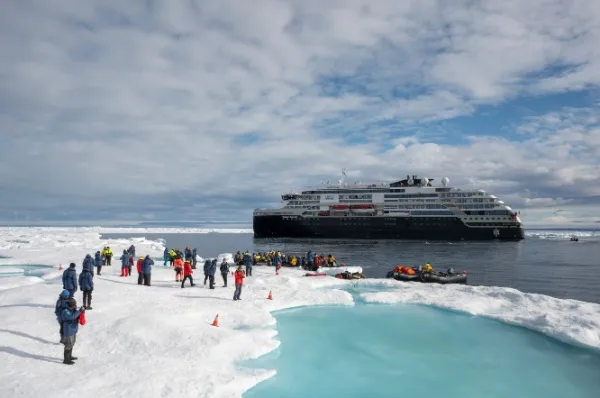 MS Fridtjof Nansen in Grönland Die MS Fridtjof Nansen hält vor einer Eislandschaft auf Grönland. Die Passagiere erkunden die Gegend.