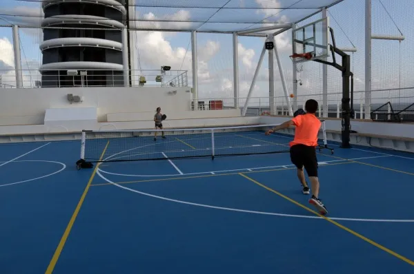 Zwei Personen spielen Tennis auf dem Oberdeck.