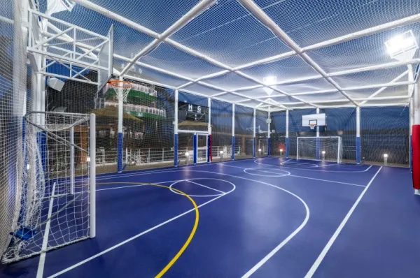 Sport-Court auf der MSC Seaview mit Toren und Basketballkörben auf hochwertigem Sportboden mit gemalten Linien.