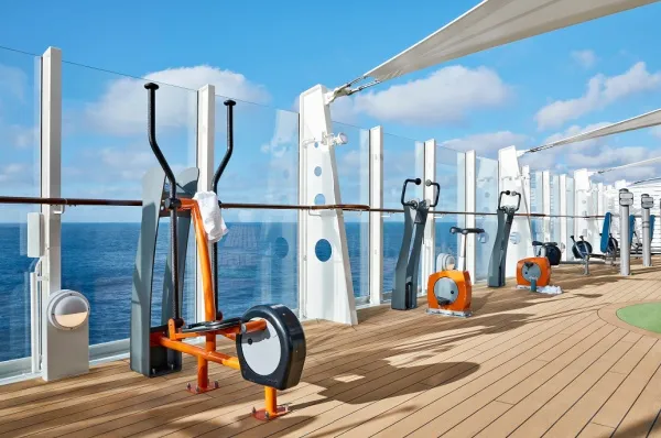 Fitnessgeräte auf dem Sonnendeck der AIDanova mit Blick auf das offene Meer.