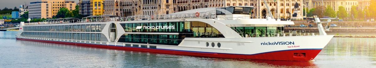 Die nickoVISION in Seitenansicht mit dem roten Boden und zwei Decks Glas-Panorama.