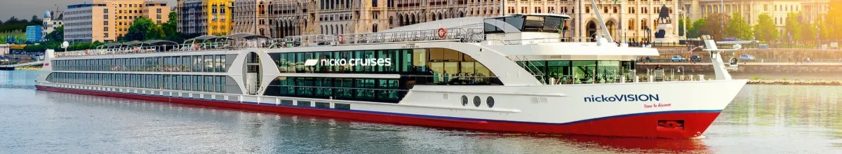 Die nickoVISION in Seitenansicht mit dem roten Boden und zwei Decks Glas-Panorama.