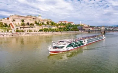 Repräsentativ für die Flotte von nicko cruises: die nickoVISION in Budapest auf der Donau vor dem Burgpalastgebäude.