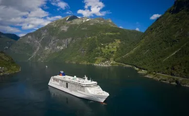 Das Schiff MS EUROPA 2 gleitet durch den majestätischen Geirangerfjord.