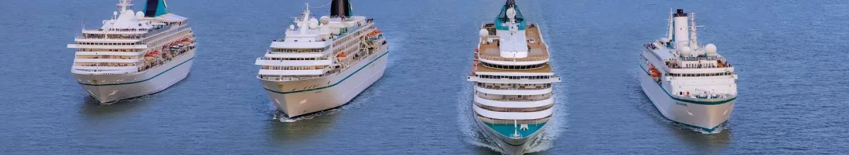 Vier verschiedene Phoenix-Schiffe schippern nebeneinander über das Wasser.