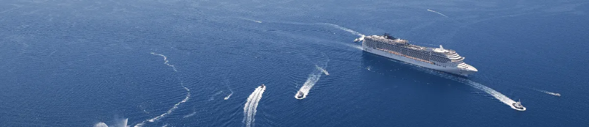 Das Kreuzfahrtschiff MSC Divina inmitten des blauen Ozeans.