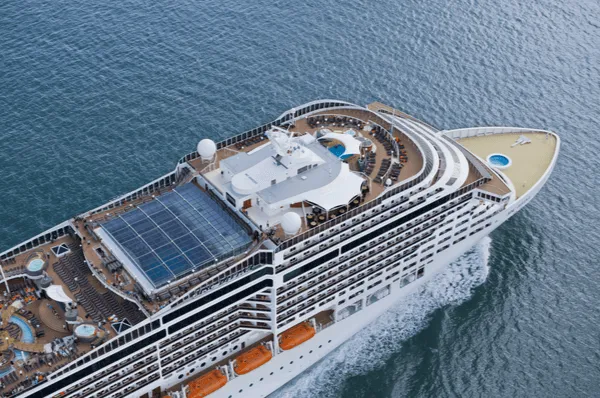 Gerne, hier sind die Vorschläge für das Bild der MSC Divina.  Image-Title: Luftaufnahme vom Pooldeck der MSC Divina  Image-Alt-Description: Eine Luftaufnahme des Kreuzfahrtschiffes MSC Divina, das durch das Meer fährt.